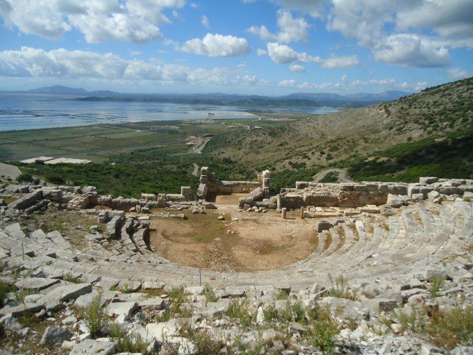 Το θέατρο της αρχαίας Πλευρώνας με θέα τη λιμνοθάλασσα του Μεσολογγίου.