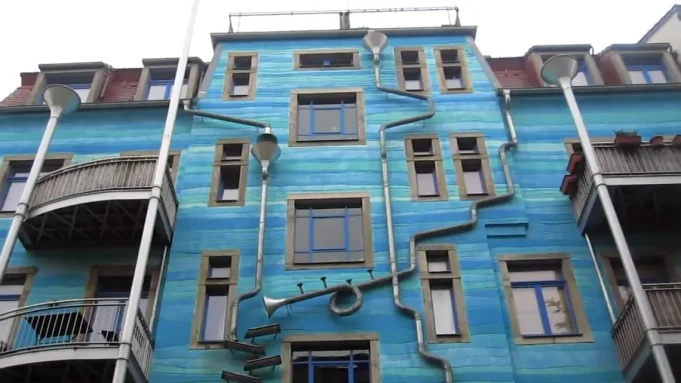 Funnel Wall: Η πολυκατοικία που παίζει μουσική με τη βροχή!