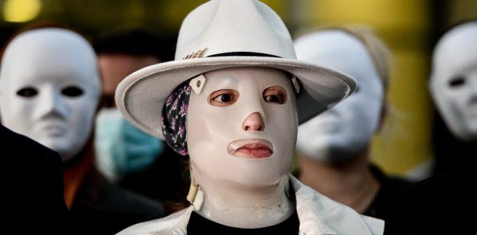 Η Ιωάννα Παλιοσπύρου δείχνει για πρώτη φορά το πρόσωπό της χωρίς την προστατευτική μάσκα