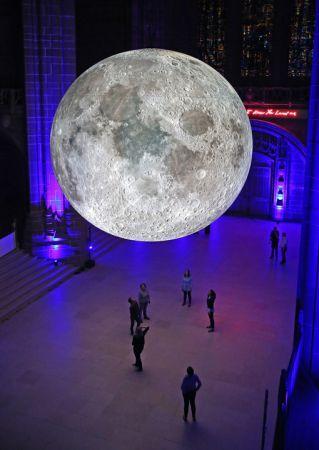 Το ''Museum of the Moon'' προσγειώθηκε για πρώτη φορά στην Αθήνα!