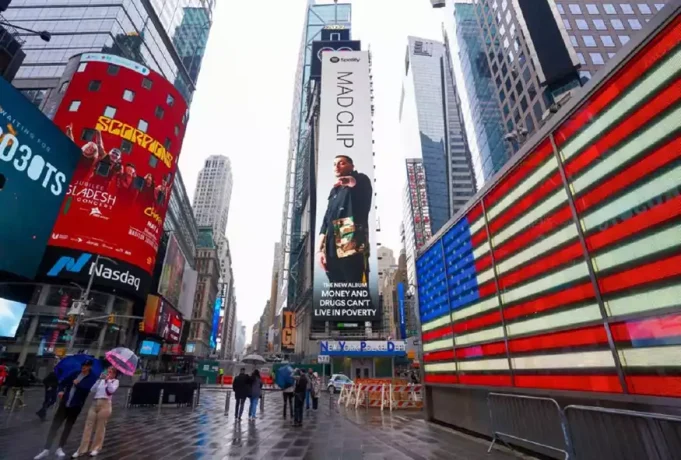 Mad Clip: Ο ράπερ μπήκε σε billboard στην Times Square της Νέας Υόρκης