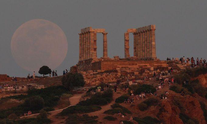 «Ματωμένο φεγγάρι»: Εντυπωσιακές εικόνες από την Ελλάδα και τον κόσμο