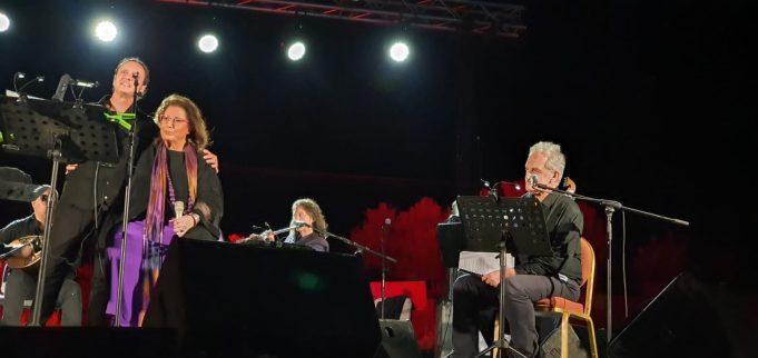 Η Παλόμα Πικάσο στη συναυλία της Μαρίας Φαραντούρη και του Δημήτρη Καταλειφού!