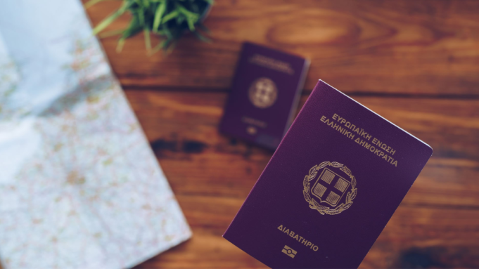 Στη «χρυσή» λίστα για τα πιο ελεύθερα ταξίδια σε όλο τον κόσμο με Ελληνικό Διαβατήριο!