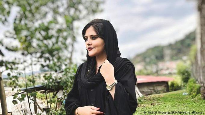 Μαχσά Αμινί: Η 22χρονη που με τον θάνατό της ξεσήκωσε τις Ιρανές