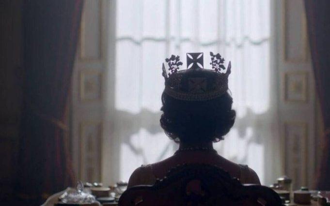 «The Crown»: H παραγωγή της 6ης σεζόν «ίσως σταματήσει» λόγω του θανάτου της Ελισάβετ