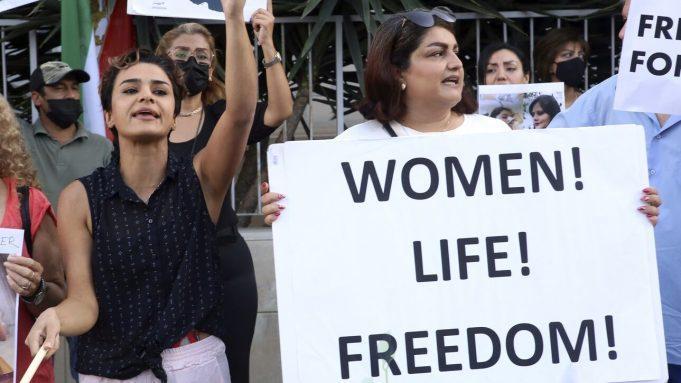 «Γυναίκες, ζωή, ελευθερία»: Συνεχίζονται οι αντικυβερνητικές διαδηλώσεις στο Ιράν