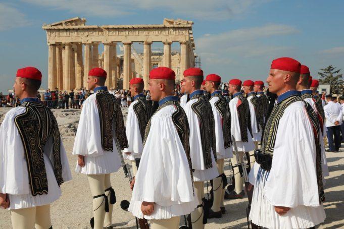 Η έπαρσης της ελληνικής σημαίας για τα 78χρόνια από την απελευθέρωση της Αθήνας!
