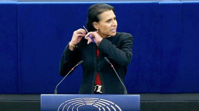Σουηδή ευρωβουλευτής κόβει τα μαλλιά κατά τη διάρκεια της ομιλίας σε ένδειξη αλληλεγγύης προς τις Ιρανές
